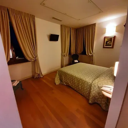 Palazzo Riccucci Hotel *