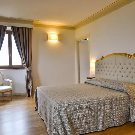 Palazzo Riccucci Hotel *